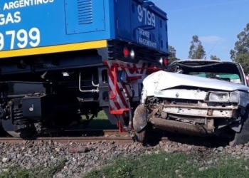 Un conductor se salvó de milagro tras ser embestido y arrastrado por un tren