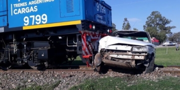 Un conductor se salvó de milagro tras ser embestido y arrastrado por un tren