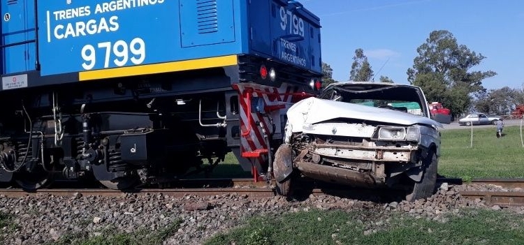 Un conductor se salvó de milagro tras ser embestido y arrastrado por un tren