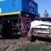 Un conductor se salvó de milagro tras ser embestido y arrastrado por un tren