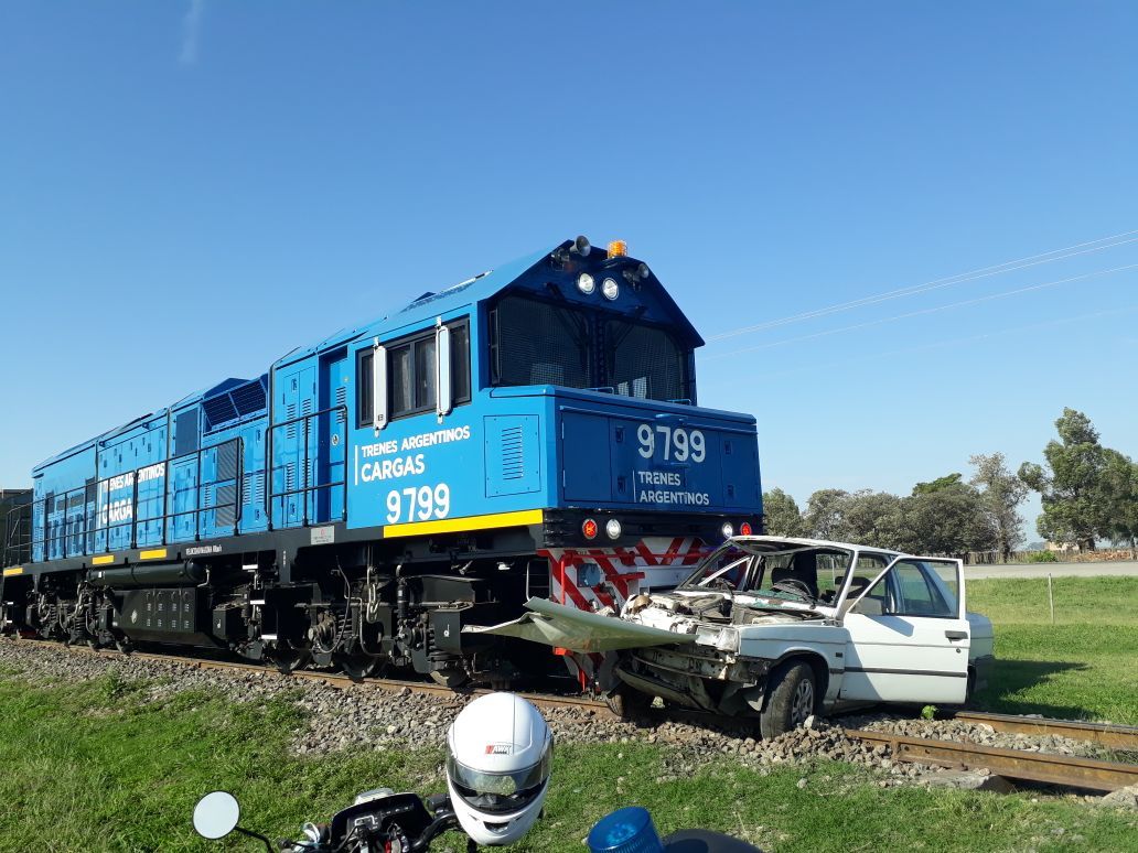 Un conductor se salvó de milagro tras ser embestido y arrastrado por un tren