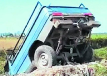 Hallan muerto a un hombre dentro de una camioneta incrustada en una zanja