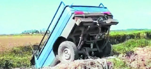 Hallan muerto a un hombre dentro de una camioneta incrustada en una zanja