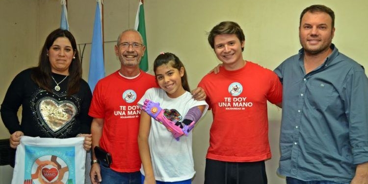 Emocionante momento: una nena de la región recibió una mano ortopédica