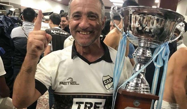 El mánager totorense Juan Amador Sánchez celebró el ascenso de Plantense