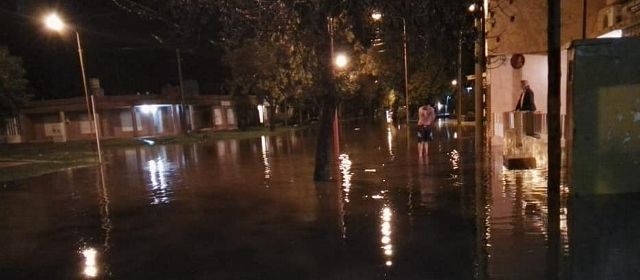 Las calles de Totoras quedaron bajo agua y los vecinos debieron ser asistidos