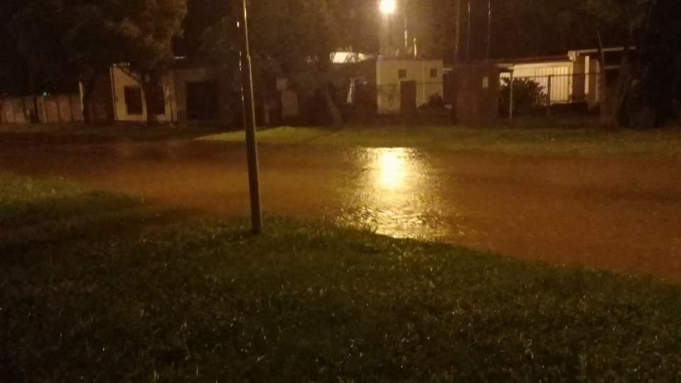 Se llovió todo, Maciel quedó bajo agua y la Comuna asiste en los barrios
