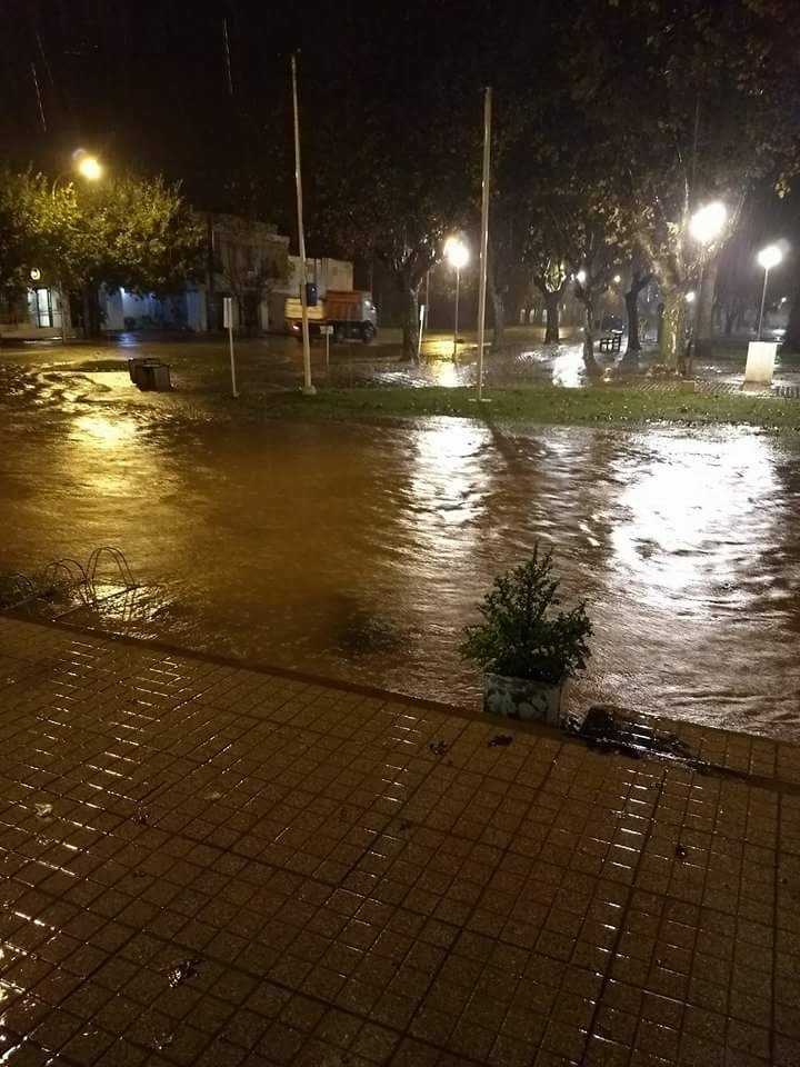 Se llovió todo, Maciel quedó bajo agua y la Comuna asiste en los barrios