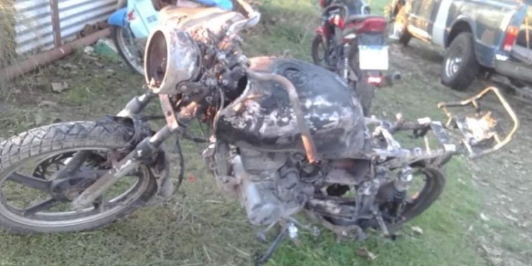 Un joven resultó con quemaduras cuando la moto en la que viajaba se incendió