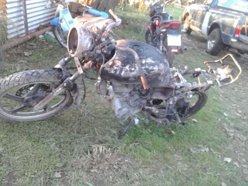 Un joven resultó con quemaduras cuando la moto en la que viajaba se incendió