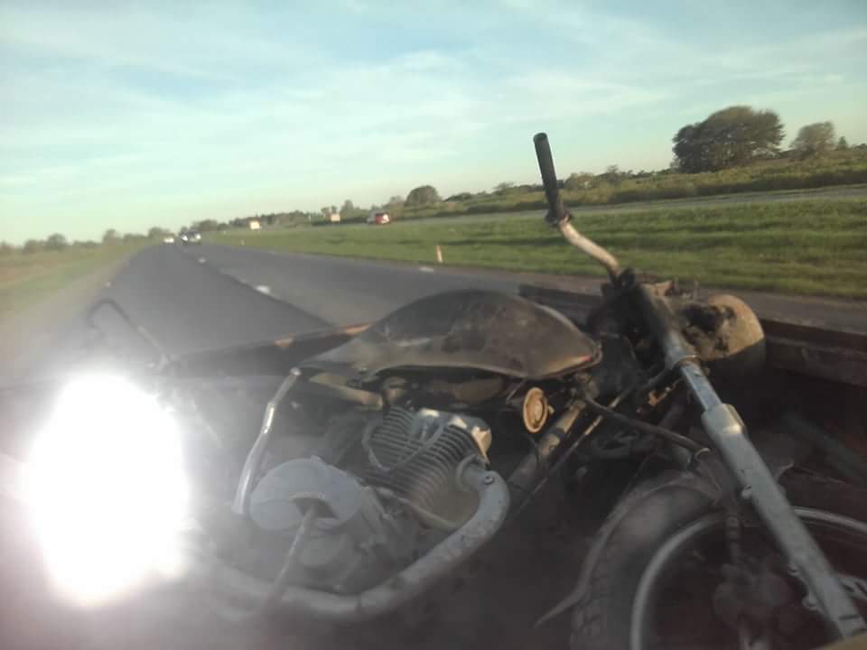 Un joven resultó con quemaduras cuando la moto en la que viajaba se incendió