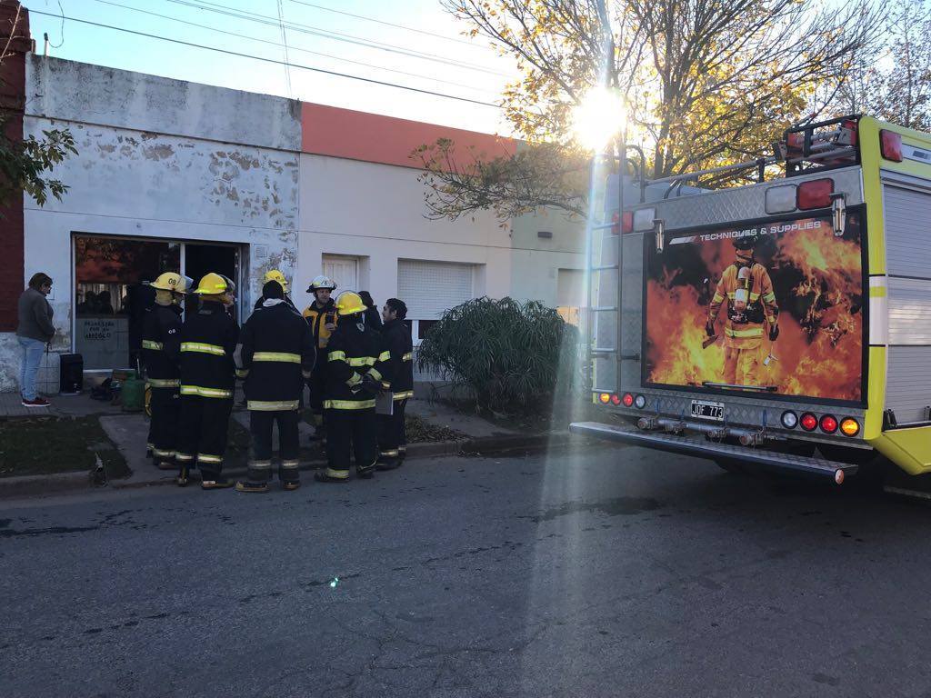 Una mujer sufrió quemaduras al incendiarse un local comercial