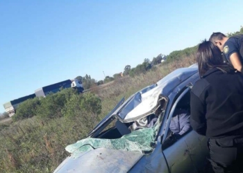 Bomberos rescataron a un hombre que volcó en la autopista