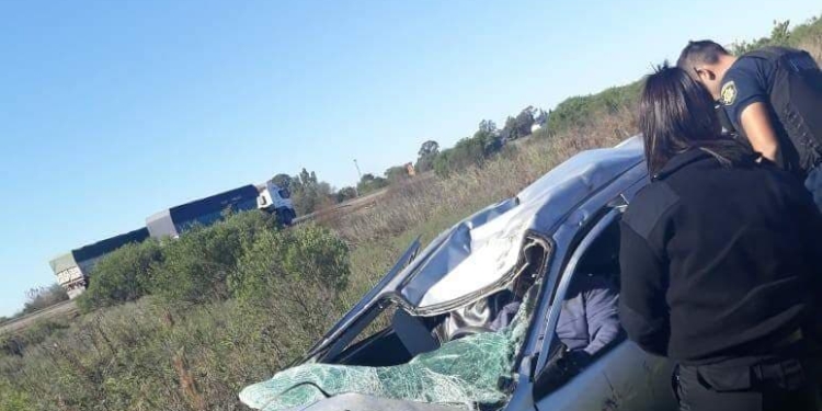 Bomberos rescataron a un hombre que volcó en la autopista