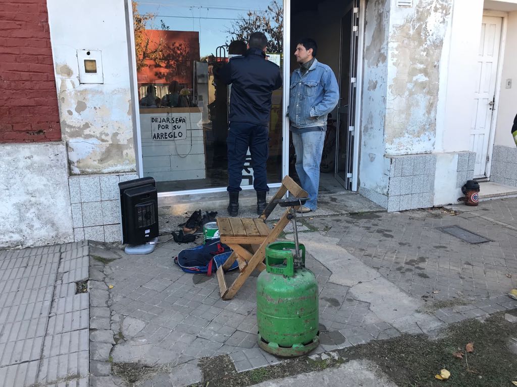 Una mujer sufrió quemaduras al incendiarse un local comercial