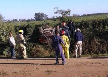 Una pareja de Maciel volcó sobre el camino a La Boca e impactó contra un poste de luz