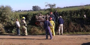 Una pareja de Maciel volcó sobre el camino a La Boca e impactó contra un poste de luz
