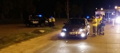 Ató, golpeó e intentó secuestrar a su mujer: fue detenido sobre autopista