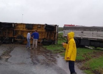 Un camión volcó y bloqueó un acceso de la autopista