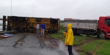Un camión volcó y bloqueó un acceso de la autopista