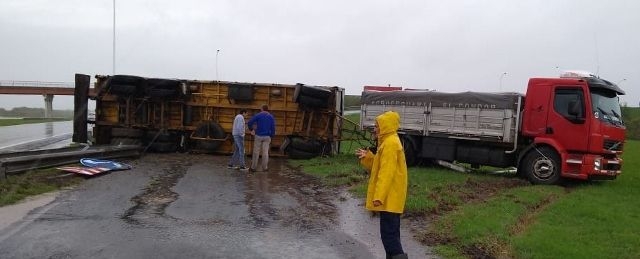 Un camión volcó y bloqueó un acceso de la autopista