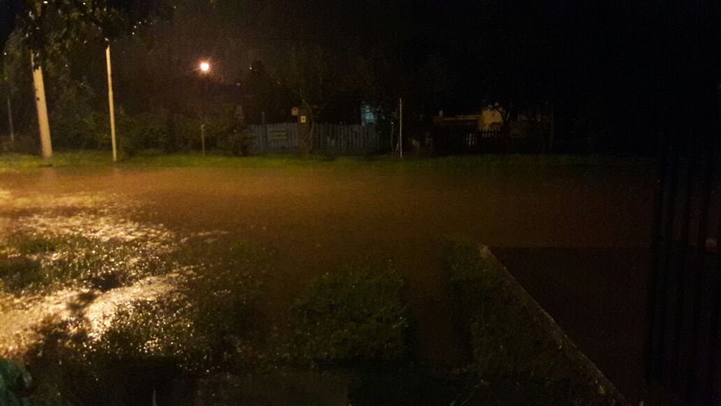 Se llovió todo, Maciel quedó bajo agua y la Comuna asiste en los barrios