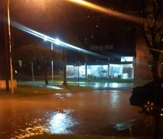 Se llovió todo, Maciel quedó bajo agua y la Comuna asiste en los barrios