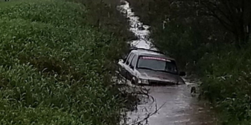 Una camioneta con cinco ocupantes despistó y terminó en una cuneta