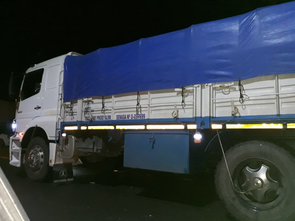 Pudo ser tragedia: camión perdió dos ruedas y un automovilista las impactó