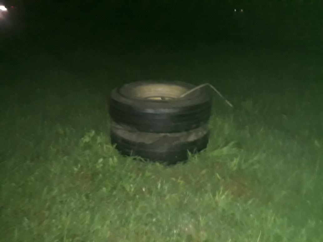 Pudo ser tragedia: camión perdió dos ruedas y un automovilista las impactó