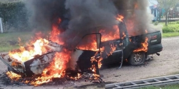 Las llamas consumieron una camioneta en Puerto Gaboto