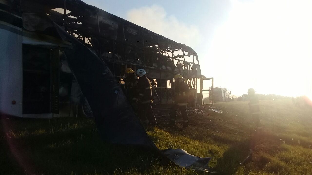 Un colectivo con pasajeros quedó destruido al incendiarse sobre Ruta 34