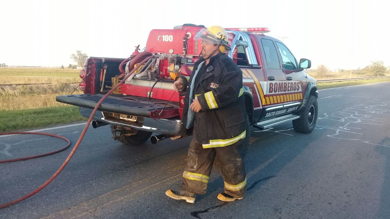 Un colectivo con pasajeros quedó destruido al incendiarse sobre Ruta 34