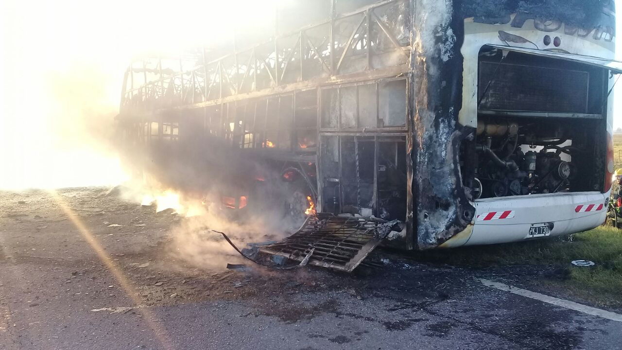 Un colectivo con pasajeros quedó destruido al incendiarse sobre Ruta 34