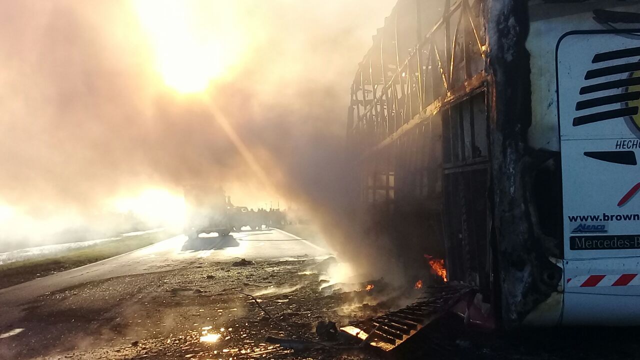 Un colectivo con pasajeros quedó destruido al incendiarse sobre Ruta 34