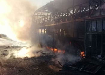Un colectivo con pasajeros quedó destruido al incendiarse sobre Ruta 34