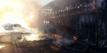 Un colectivo con pasajeros quedó destruido al incendiarse sobre Ruta 34