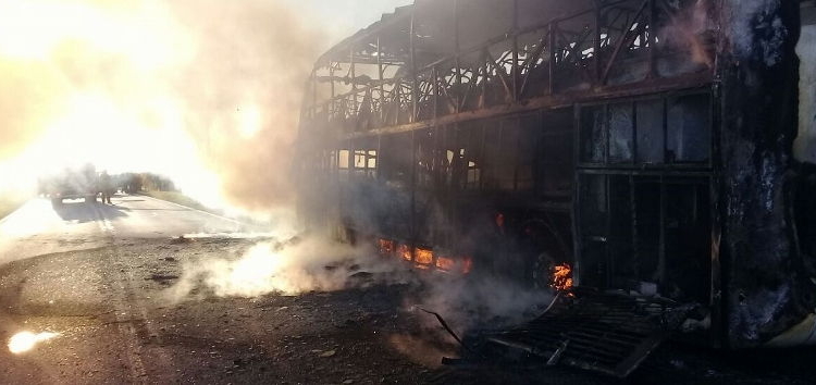 Un colectivo con pasajeros quedó destruido al incendiarse sobre Ruta 34