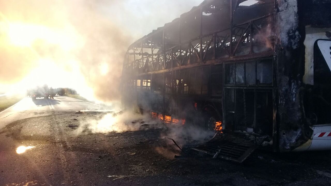 Un colectivo con pasajeros quedó destruido al incendiarse sobre Ruta 34