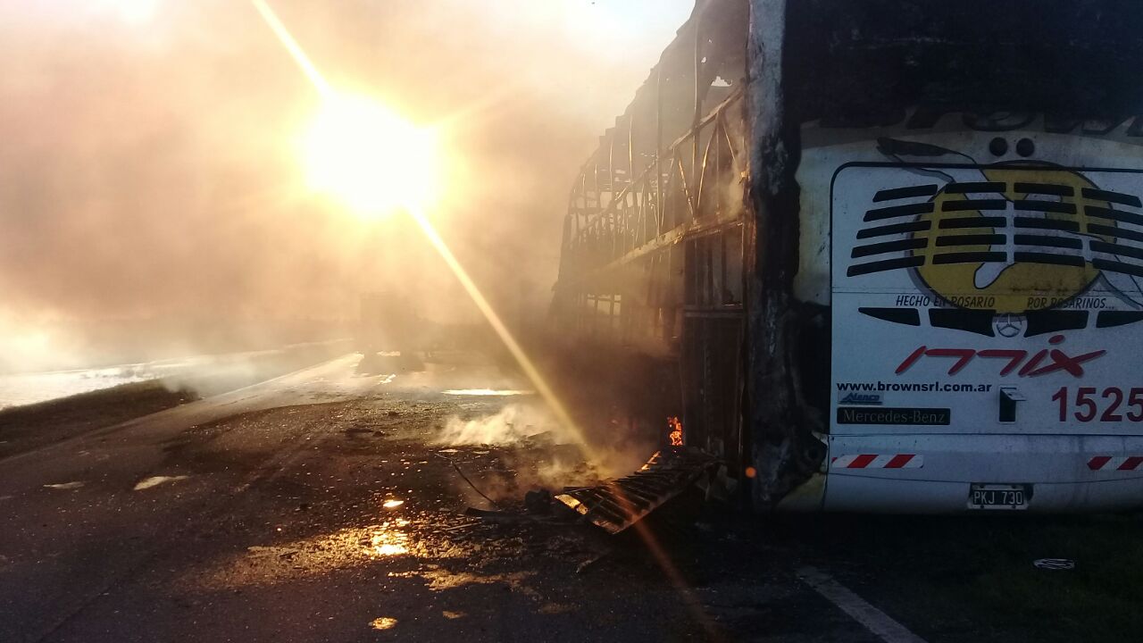 Un colectivo con pasajeros quedó destruido al incendiarse sobre Ruta 34