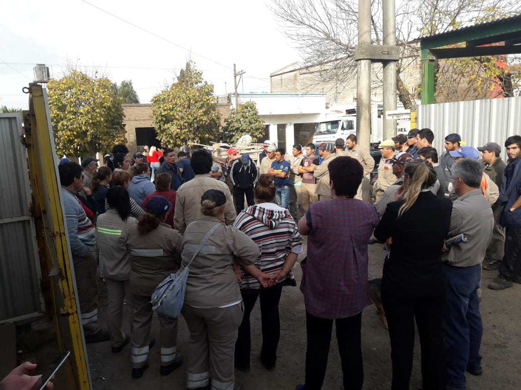 Los trabajadores de la Comuna no salieron a trabajar tras el escándalo y temen por sus sueldos
