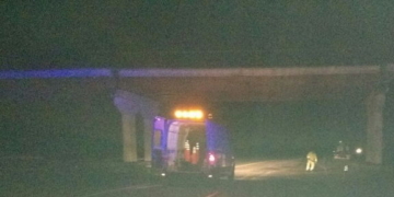 Un camión se estrelló contra un puente de la autopista y lo desplazó