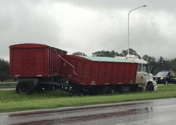 Un camión despistó y quedó varado en el cantero central de la autopista