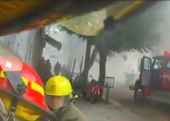 Gálvez: Bomberos sofocaron las llamas de un auto dentro de una cochera