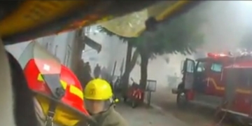 Gálvez: Bomberos sofocaron las llamas de un auto dentro de una cochera