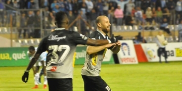 El macielense Tevez ingresó desde el banco y volvió a mojar para su equipo