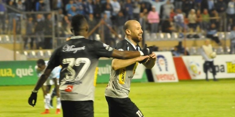 El macielense Tevez ingresó desde el banco y volvió a mojar para su equipo