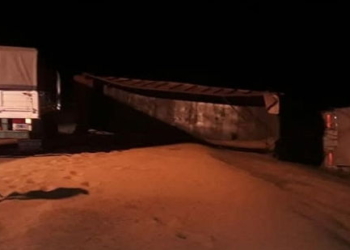 Dos choferes heridos por un choque frontal entre camiones