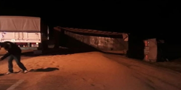 Dos choferes heridos por un choque frontal entre camiones