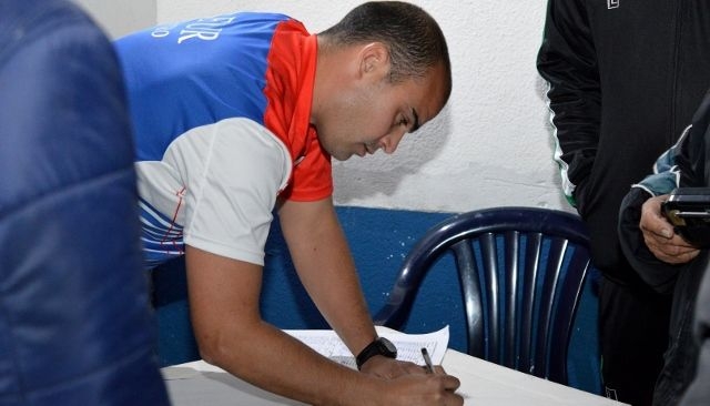Bochorno: árbitros demorados, partido suspendido y una causa por drogas
